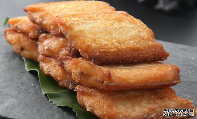 煎帶魚時(shí)，有人裹面粉，有人裹淀粉，大廚：都不對(duì)，教你最香做法