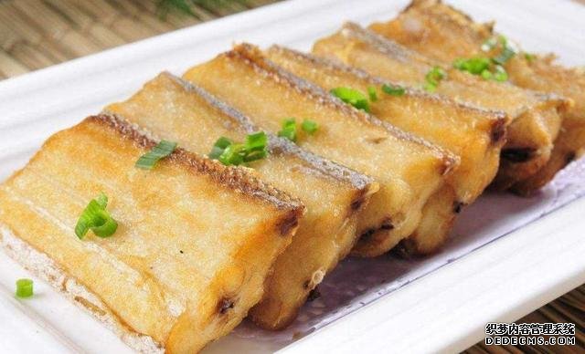 煎帶魚時(shí)，有人裹面粉，有人裹淀粉，大廚：都不對(duì)，教你最香做法
