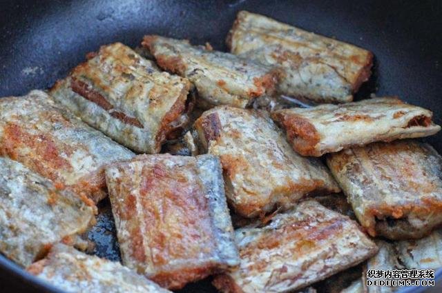煎帶魚時(shí)，有人裹面粉，有人裹淀粉，大廚：都不對(duì)，教你最香做法