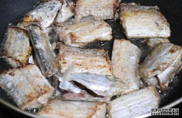 煎帶魚時(shí)，有人裹面粉，有人裹淀粉，大廚：都不對(duì)，教你最香做法