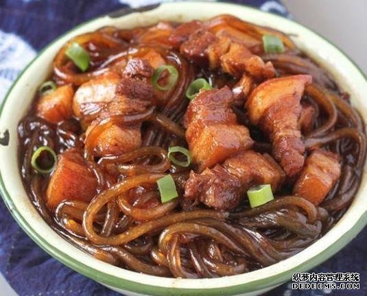 這道東北菜，堪稱燉菜中的經(jīng)典，天冷了吃一鍋，渾身舒坦