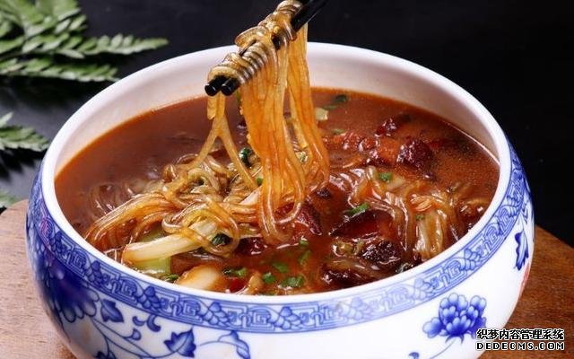 這道東北菜，堪稱燉菜中的經(jīng)典，天冷了吃一鍋，渾身舒坦