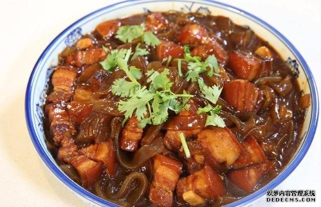 這道東北菜，堪稱燉菜中的經(jīng)典，天冷了吃一鍋，渾身舒坦