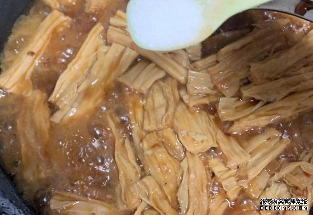 腐竹這么做，比肉還好吃，鮮香美味超下飯，必備家常菜