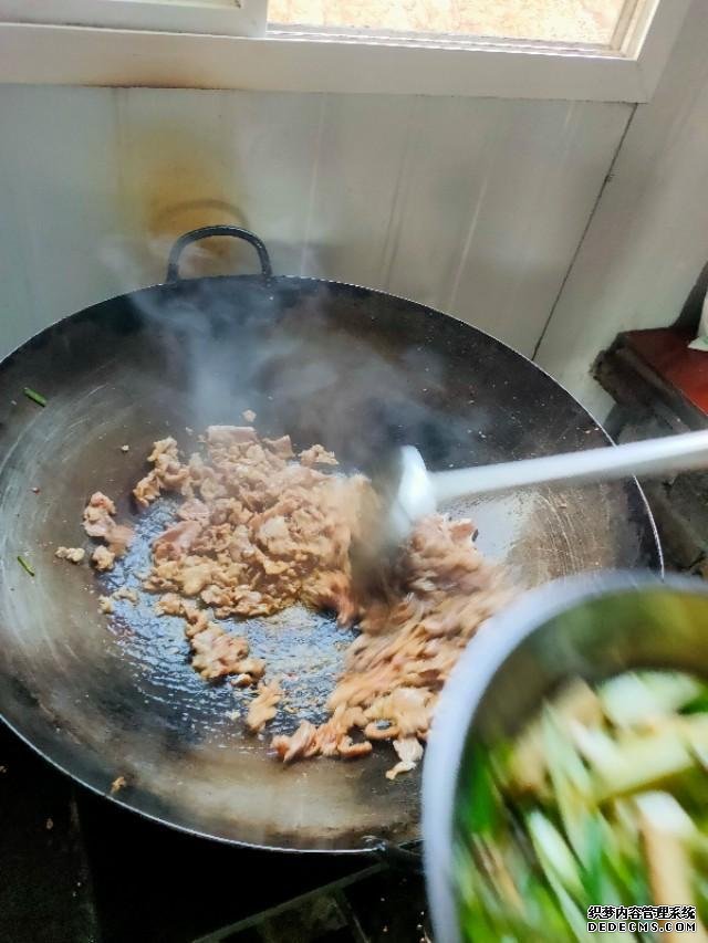 工地農(nóng)民工，必備的下飯菜，安逸