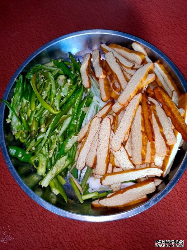 工地農(nóng)民工，必備的下飯菜，安逸