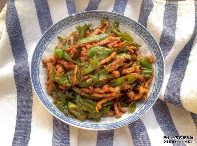 同學(xué)聚會(huì)點(diǎn)了9個(gè)菜，滿滿家鄉(xiāng)記憶，每道都搶手，女生也能吃3碗飯