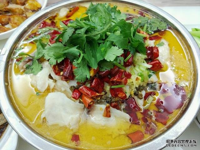 同學(xué)聚會(huì)點(diǎn)了9個(gè)菜，滿滿家鄉(xiāng)記憶，每道都搶手，女生也能吃3碗飯