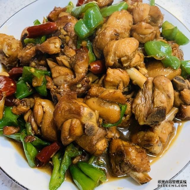 同學(xué)聚會(huì)點(diǎn)了9個(gè)菜，滿滿家鄉(xiāng)記憶，每道都搶手，女生也能吃3碗飯