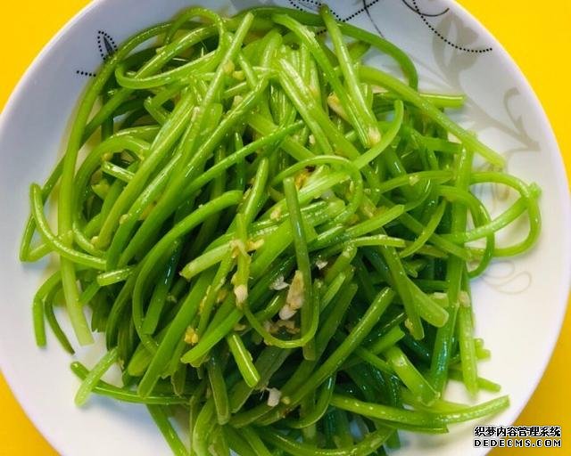 同學(xué)聚會(huì)點(diǎn)了9個(gè)菜，滿滿家鄉(xiāng)記憶，每道都搶手，女生也能吃3碗飯