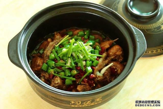 同學(xué)聚會(huì)點(diǎn)了9個(gè)菜，滿滿家鄉(xiāng)記憶，每道都搶手，女生也能吃3碗飯