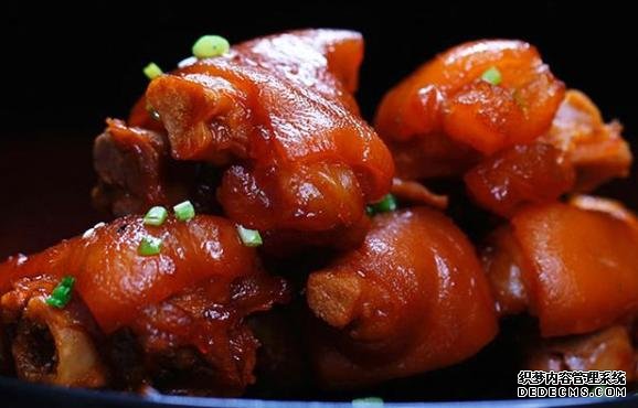 買豬蹄時，前腳和后腳口感差別大，方法教給你，可別買錯了