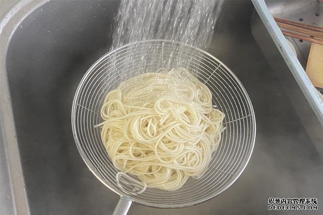 用掛面做炒面，不要煮過就炒，多加2步，不坨不粘鍋，根根分明