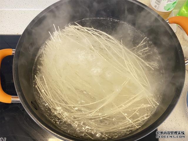 用掛面做炒面，不要煮過就炒，多加2步，不坨不粘鍋，根根分明