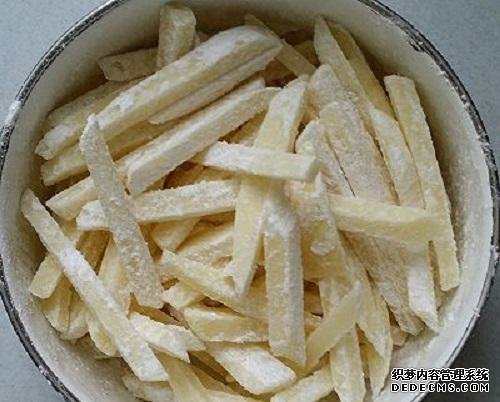 炸薯條時，土豆最忌焯水直接炸，多加這1步，薯條香脆不回軟