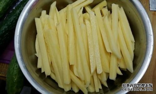 炸薯條時，土豆最忌焯水直接炸，多加這1步，薯條香脆不回軟