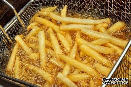 炸薯條時，土豆最忌焯水直接炸，多加這1步，薯條香脆不回軟