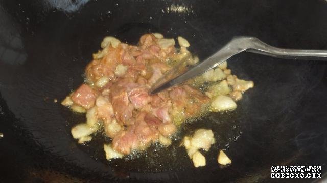 花菜燒肉做法，色香味俱全，能讓你多吃幾碗飯