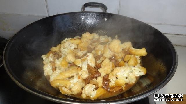 花菜燒肉做法，色香味俱全，能讓你多吃幾碗飯