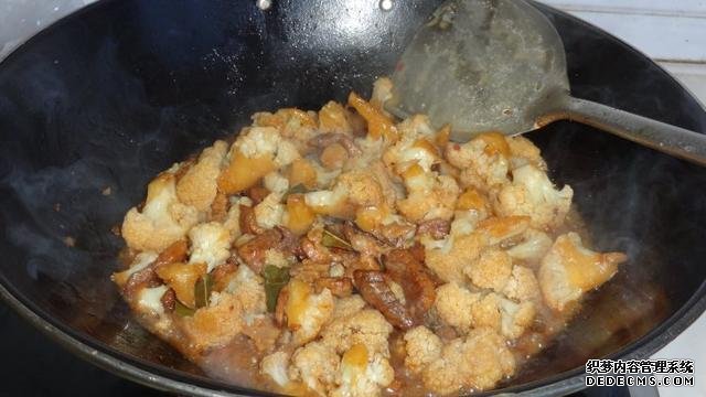 花菜燒肉做法，色香味俱全，能讓你多吃幾碗飯