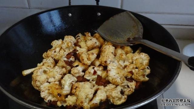 花菜燒肉做法，色香味俱全，能讓你多吃幾碗飯