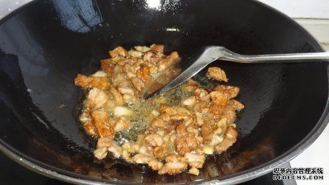 花菜燒肉做法，色香味俱全，能讓你多吃幾碗飯