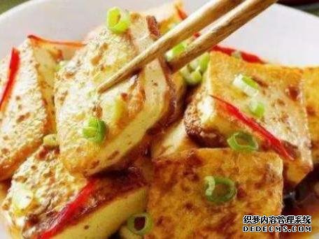 雞蛋肉末炒豆腐、臘味燜飯、辣炒脆骨這幾道家常菜的做法