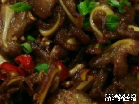 雞蛋肉末炒豆腐、臘味燜飯、辣炒脆骨這幾道家常菜的做法