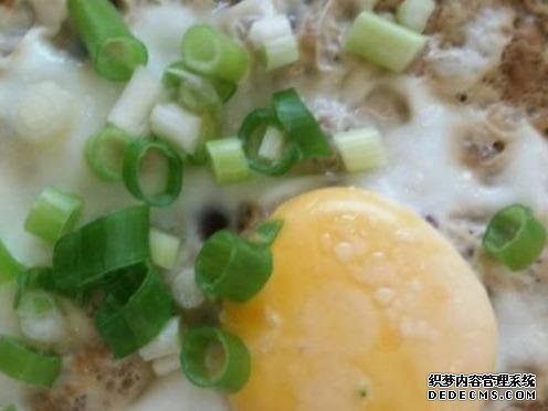 雞蛋肉末炒豆腐、臘味燜飯、辣炒脆骨這幾道家常菜的做法