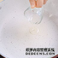 步驟圖:電陶爐開(kāi)大火，煎炒鍋中倒入少許油。