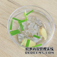 步驟圖:蝦仁放入蔥姜水中，浸泡10分鐘去腥。把姜片、蔥段放