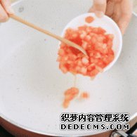 步驟圖:鍋中倒入番茄丁，翻炒出汁，大約需要5分鐘。每個(gè)爐灶