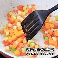 步驟圖:接著倒入西葫蘆丁和南瓜丁，翻炒變軟，大約12分鐘。
