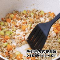 步驟圖:再倒入蝦仁、藜麥飯、大米飯，用鏟子翻炒5分鐘。