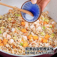 步驟圖:最后倒入鹽，用鏟子翻炒入味。