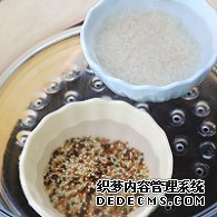 步驟圖:藜麥中加入40毫升清水，大米中加入60毫升清水，冷