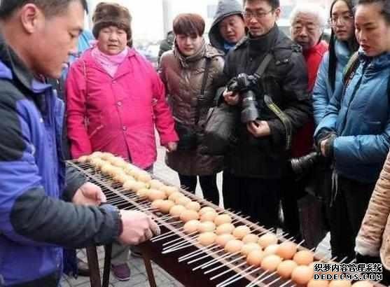下崗大叔賣“天價(jià)”雞蛋，十元1串，食客：吃完一口還想第二口