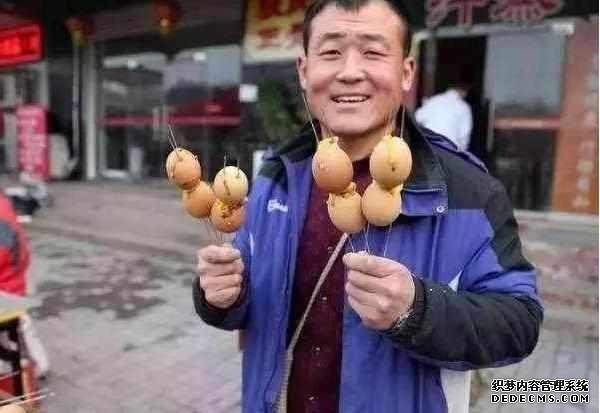 下崗大叔賣“天價(jià)”雞蛋，十元1串，食客：吃完一口還想第二口