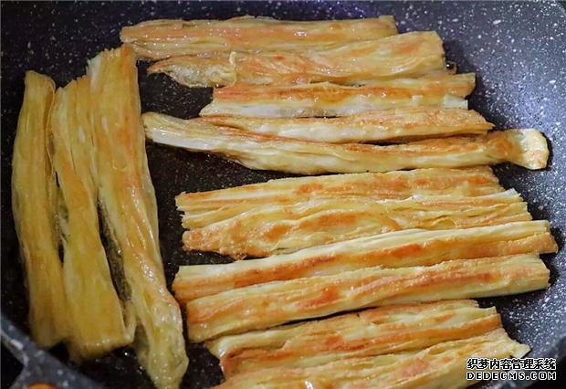 小孩愛(ài)吃辣條，教你動(dòng)手在家做，吃的放心還營(yíng)養(yǎng)，我家一做一大盤