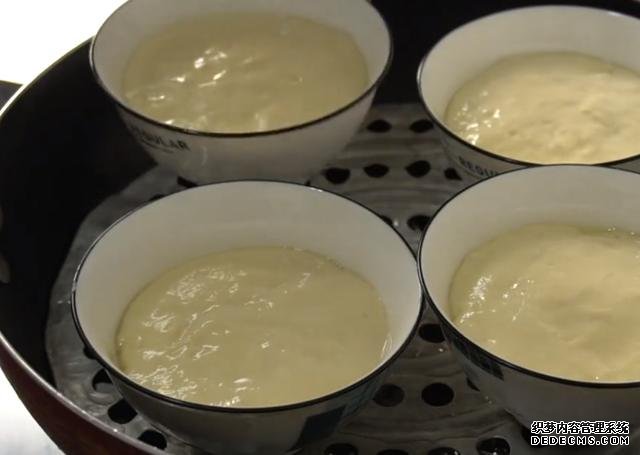 教你用4個(gè)小碗做發(fā)糕，筷子攪一攪，手不沾面，比吃面包還過(guò)癮