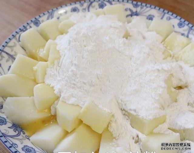 2盒牛奶，2個(gè)雞蛋，你想不到的做法，香酥鮮嫩，比炸香蕉還好吃