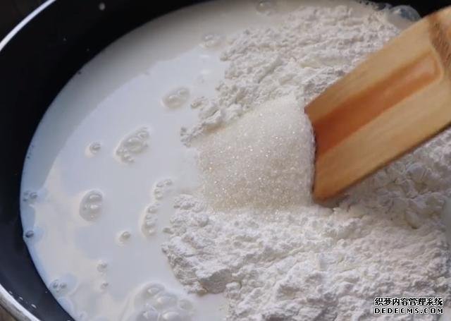 2盒牛奶，2個(gè)雞蛋，你想不到的做法，香酥鮮嫩，比炸香蕉還好吃