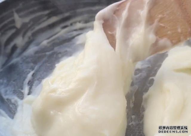 2盒牛奶，2個(gè)雞蛋，你想不到的做法，香酥鮮嫩，比炸香蕉還好吃