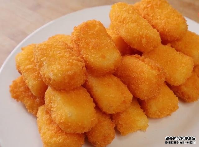 2盒牛奶，2個(gè)雞蛋，你想不到的做法，香酥鮮嫩，比炸香蕉還好吃
