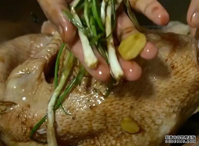 一整只雞丟進電飯煲，不加水不用油，鮮嫩多汁，營養(yǎng)美味又簡單
