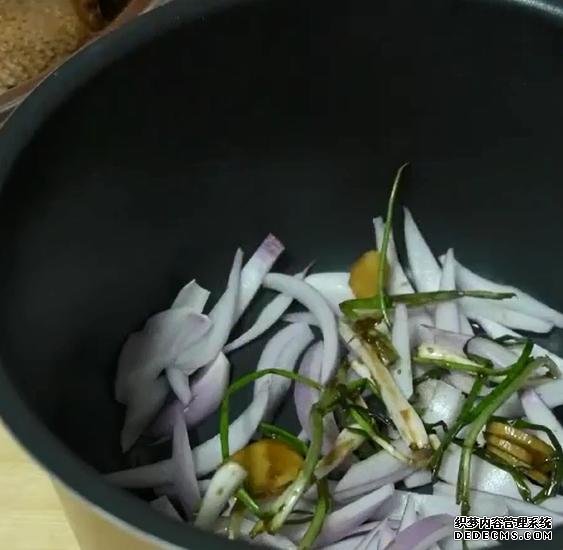 一整只雞丟進電飯煲，不加水不用油，鮮嫩多汁，營養(yǎng)美味又簡單