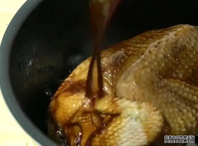 一整只雞丟進電飯煲，不加水不用油，鮮嫩多汁，營養(yǎng)美味又簡單