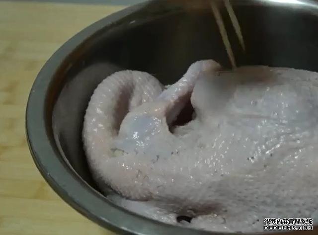 一整只雞丟進電飯煲，不加水不用油，鮮嫩多汁，營養(yǎng)美味又簡單