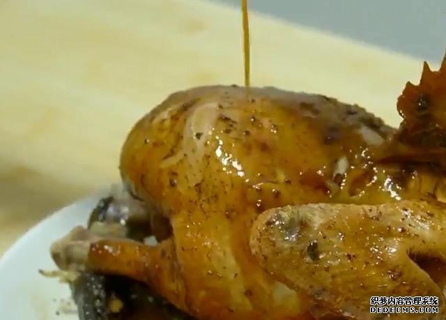 一整只雞丟進電飯煲，不加水不用油，鮮嫩多汁，營養(yǎng)美味又簡單