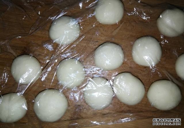一碗面粉，一把芝麻，老婆餅在家做，不出門也能吃到，酥到掉渣